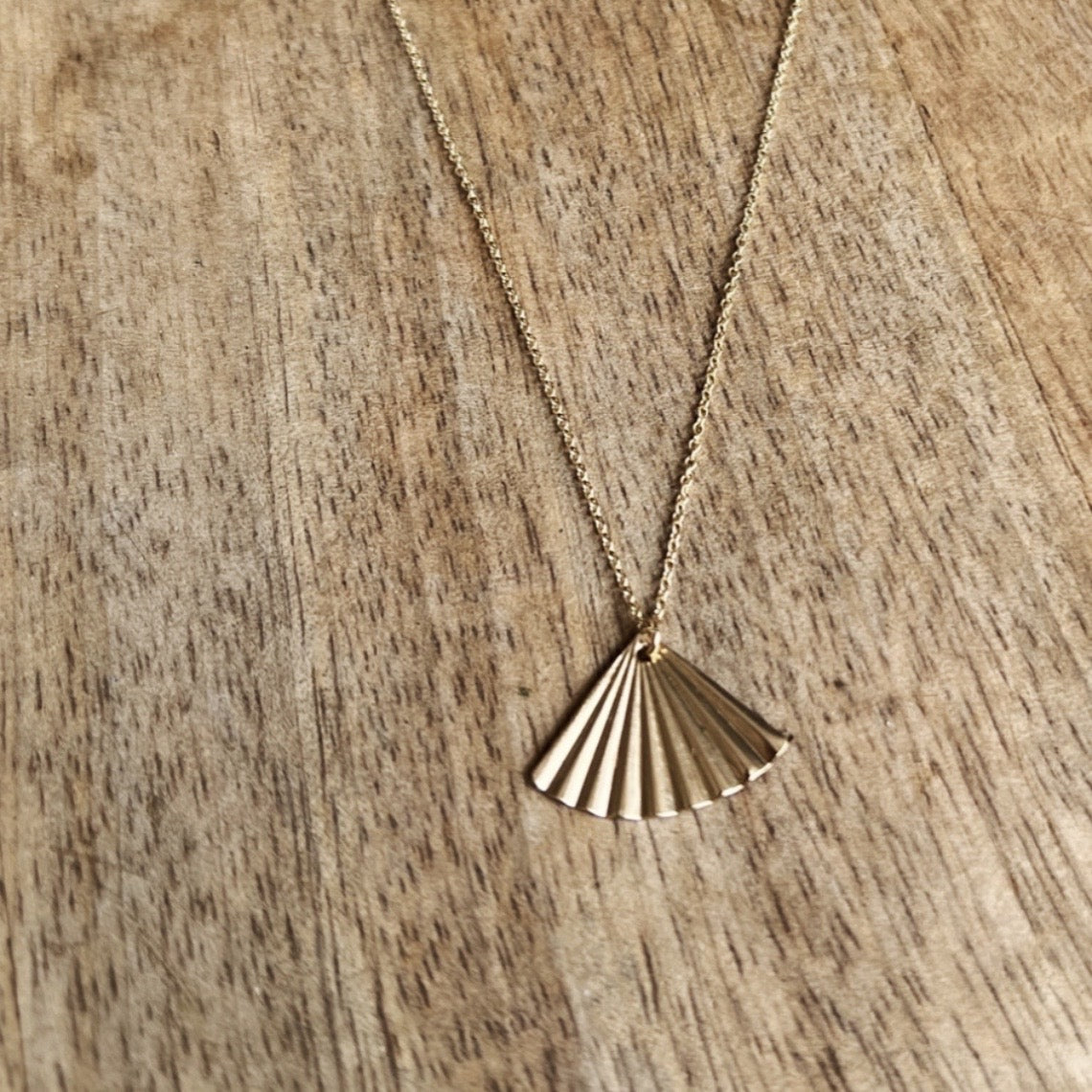 HAVANA Fan Necklace
